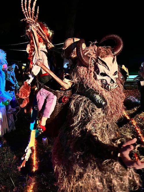 /images/costumes/krampus-visit2.jpg